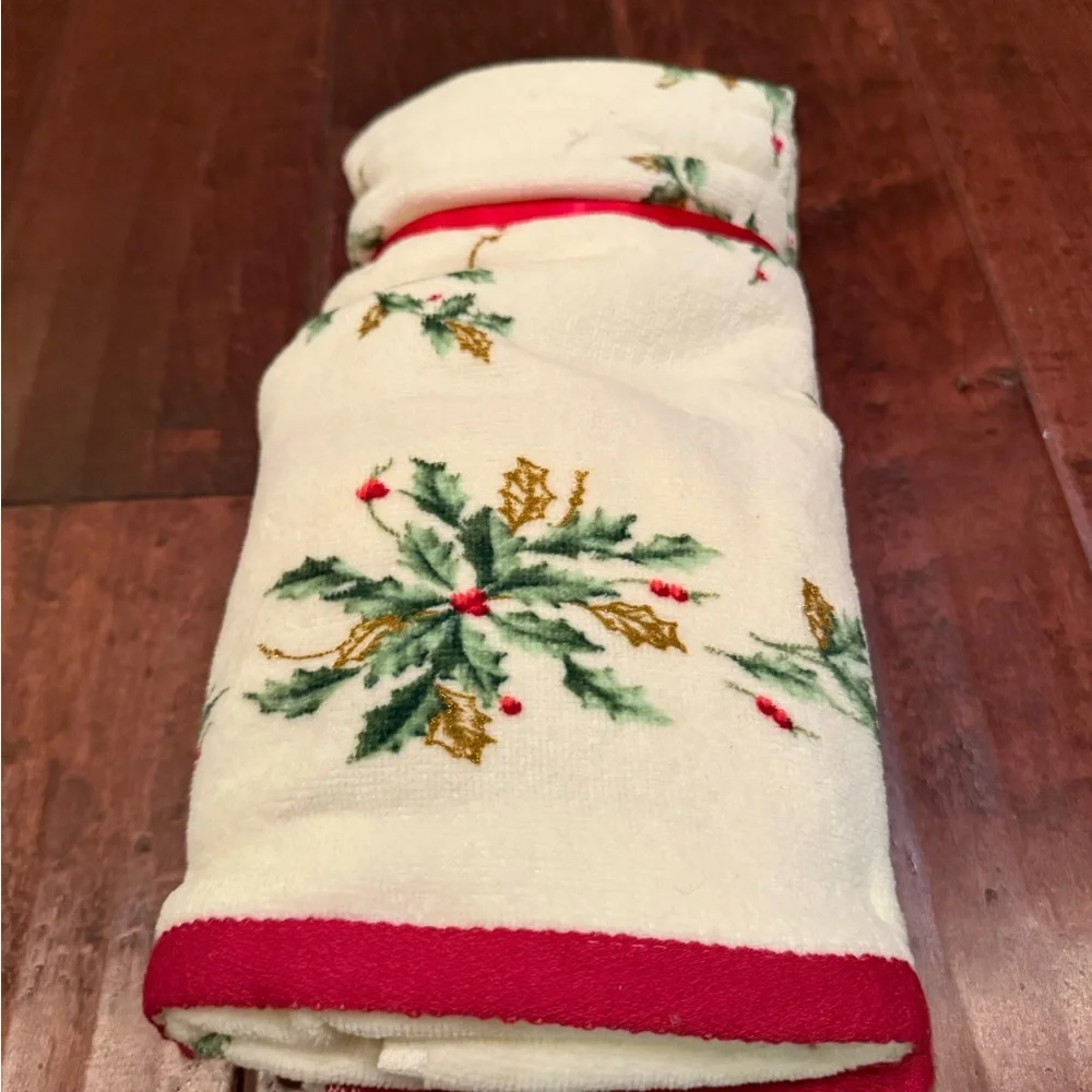 Lenox Set of 4 Holiday Towels 2 Hand & 2 Fingertip